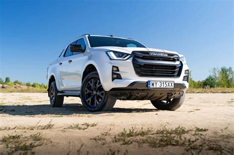 Isuzu D-Max wywrotka w trudnym terenie