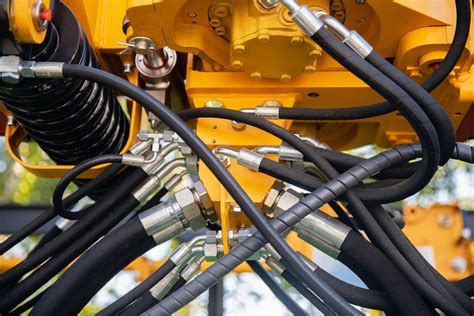 Ilustracja przedstawiająca układ hydrauliczny Aebi MT z punktami przyłączeniowymi
