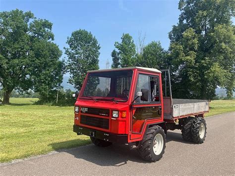 Aebi Transporter MT w konfiguracji wywrotki trójstronnej na placu budowy