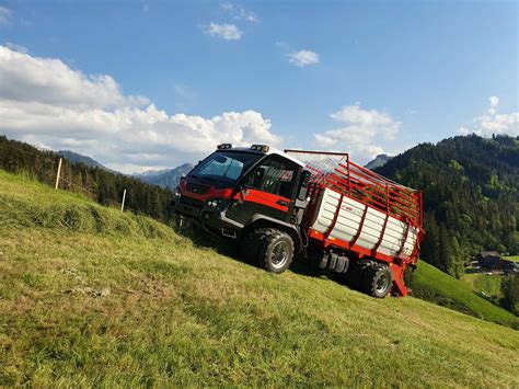 Aebi Transporter MT z pługiem śnieżnym podczas prac zimowych