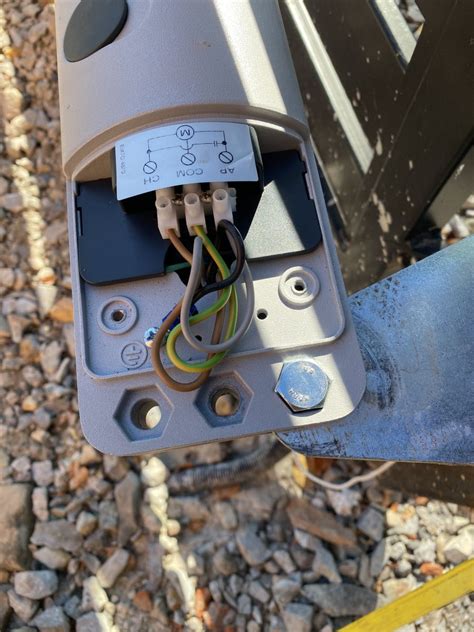 zdjęcie siłownika elektrycznego z widocznymi kablami