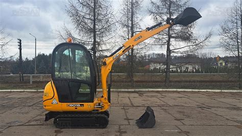minikoparka JCB 8018 CTS na placu budowy