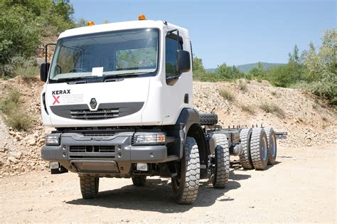 Renault Kerax Xtrem w akcji w kamieniołomie, transportujący ciężki ładunek