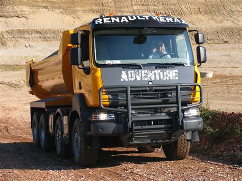 Renault Kerax Adventure z off-roadowym zderzakiem, podkreślający jego wytrzymałość