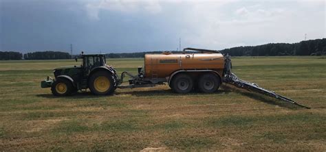 Traktor SAM wykonujący prace polowe