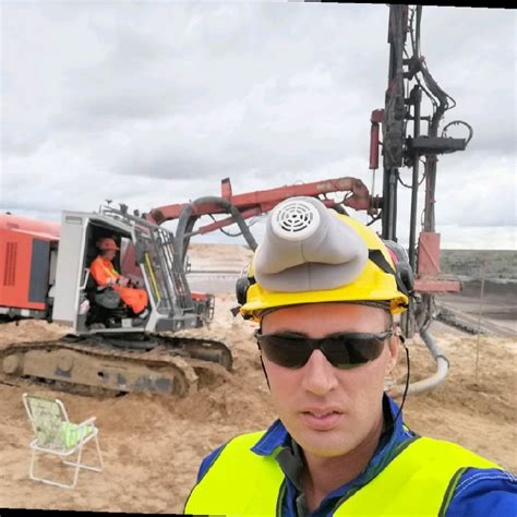 Operator wiertnicy, kontrolujący panel sterowania