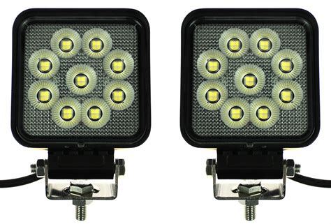 Lampa robocza LED montowana na ciągniku