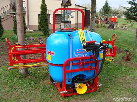 zdjęcie typowego opryskiwacza polowego 400L z rozłożonymi lancami