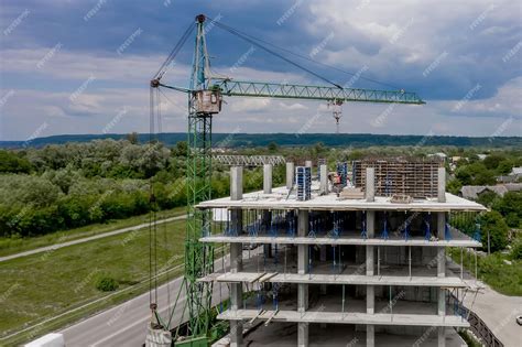 zdjęcie dziecka bawiącego się dźwigiem zabawkowym na placu budowy