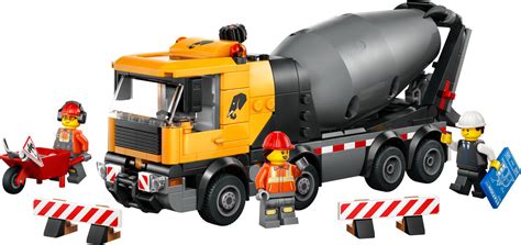 Close-up of the three LEGO City minifigures included in set 60478 (driver, construction worker, architect)
