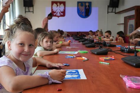 dziecko kolorujące cyfrową kolorowankę na tablecie