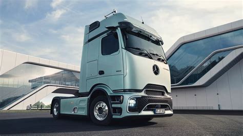 Infografika przedstawiająca kluczowe cechy ciągnika siodłowego Mercedes-Benz Actros (moc silnika, pojemność, typ paliwa)