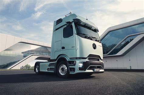 Zdjęcie ciągnika siodłowego Mercedes-Benz Actros w akcji na drodze