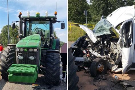 Zniszczony ciągnik rolniczy po wypadku, na tle sadu