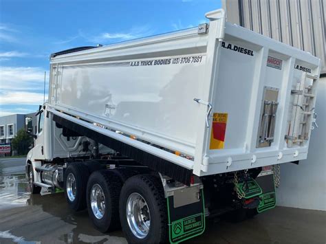 Detailed photo of the aluminum tipper body and its three-way mechanism