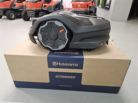 Robot koszący Husqvarna Automower z naklejką w kształcie biedronki