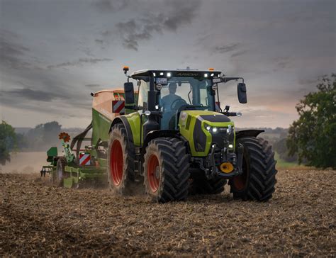 Zdjęcie ciągnika Claas Arion 6 CMATIC pracującego w polu