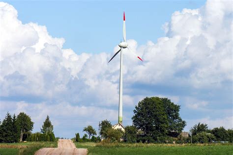 Zdjęcie przedstawiające konwój ciężarówek przewożących elementy elektrowni wiatrowych
