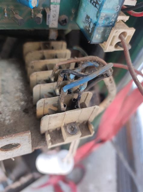 Zdjęcie tyłu stacyjki traktorka z widocznymi złączami elektrycznymi