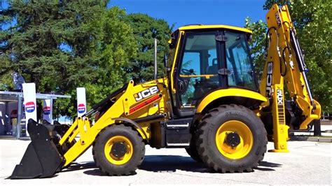Panel sterowania w kabinie JCB 3CX z widocznymi przyciskami funkcyjnymi