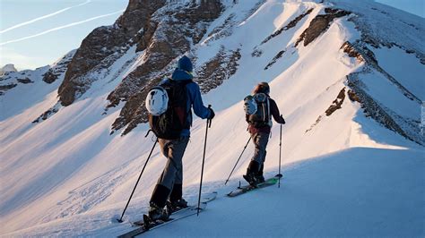 narciarze freeride w wysokich górach Kirgistanu