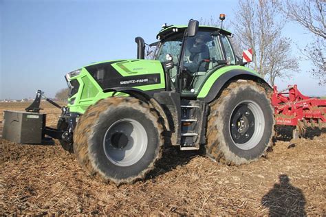 Tematyczne zdjęcie ciągnika Deutz-Fahr w polu