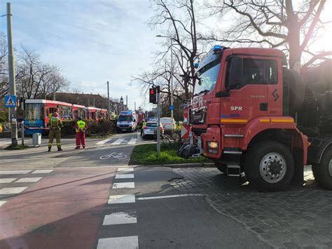 Zdjęcie z miejsca akcji ratunkowej z udziałem straży pożarnej przy wyciąganiu pojazdu z rowu