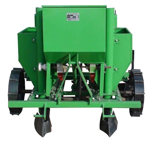 Infographic comparing 1-row, 2-row, and 4-row potato planters with their key specs