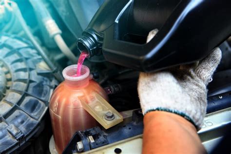 Zdjęcie przedstawiające test sprawdzający obecność CO2 w płynie chłodniczym za pomocą testera z płynem reakcyjnym