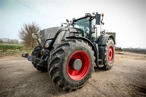 Fendt 939 Vario Black Beauty z czarnym nadwoziem i chromowanymi dodatkami
