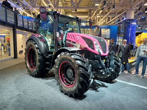 New Holland T5.140 Dynamic Command w kolorze „maglia rosa” podczas targów EIMA International 2022