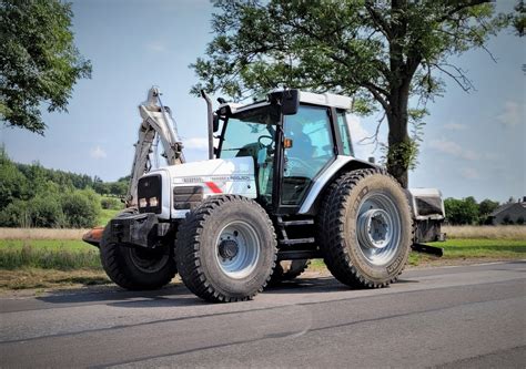 Biały ciągnik Massey Ferguson spotkany na drodze