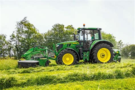 Wynajęty ciągnik John Deere z charakterystyczną folią Agro-Sieć