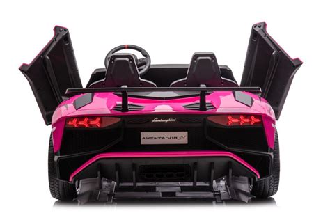 zdjęcie dziecka siedzącego w sportowym samochodzie na akumulator marki Lamborghini