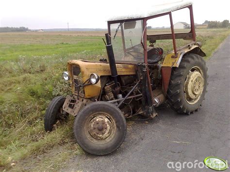 zdjęcie Ursusa C-360 w pracy na polu