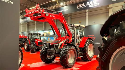 Massey Ferguson 5S na pierwszym planie, w tle seria 5700M
