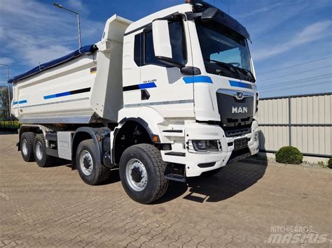 zdjęcie wywrotki MAN TGS 8x8 lub 8x6 w akcji na placu budowy