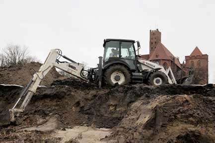 zdjęcie koparkoładowarki Terex 860SX na placu budowy w Malborku