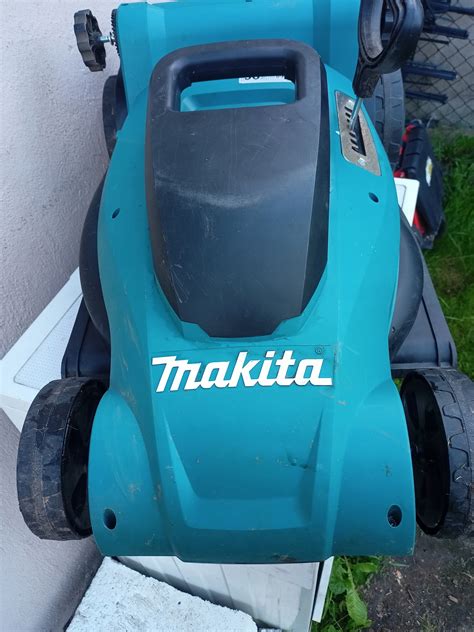 Zadowolony użytkownik kosiarki elektrycznej Makita podczas pracy