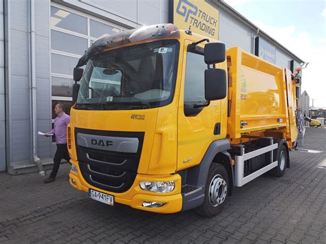 DAF LF z zabudową hakową podczas pracy