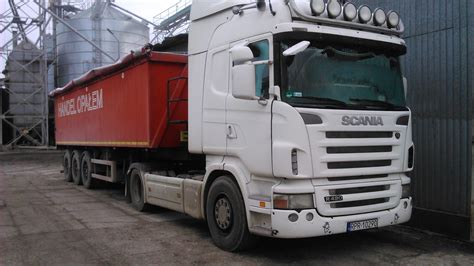Scania R420 na drodze z naczepą