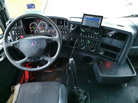 Wnętrze kabiny Scania R420 z widokiem na deskę rozdzielczą