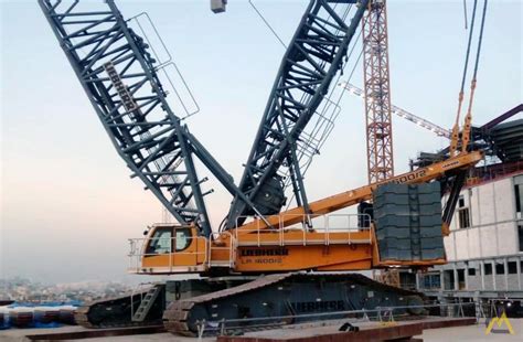 Zdjęcie żurawia gąsienicowego Liebherr LR 1600 podczas pracy na budowie