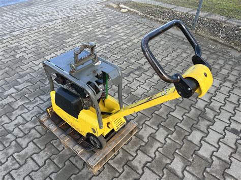 Zagęszczarka wibracyjna w trakcie pracy