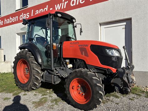 Zdjęcie traktora sadowniczego Kubota M5091 Narrow Power Crawler z gąsienicami