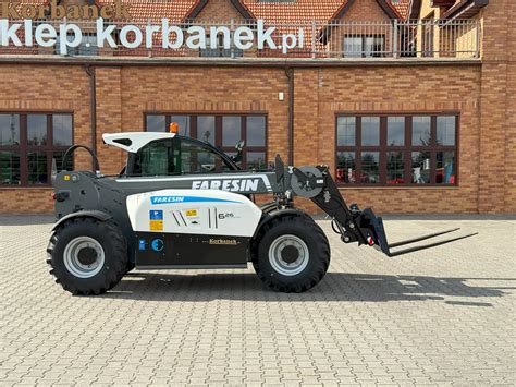 zdjęcie ładowarki Faresin Electric z biało-niebieskimi wstawkami