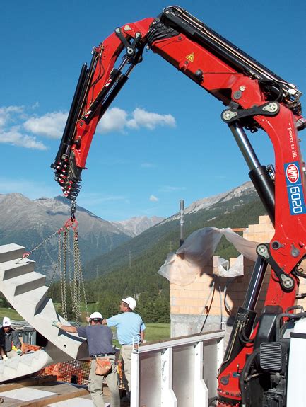 Żuraw HMF 6020-OK6 w trakcie pracy z ramionami w pełni wysuniętymi