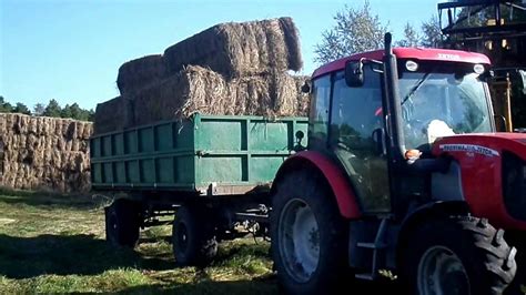 Tematyczne zdjęcie ładowacza czołowego w akcji, np. załadunek siana