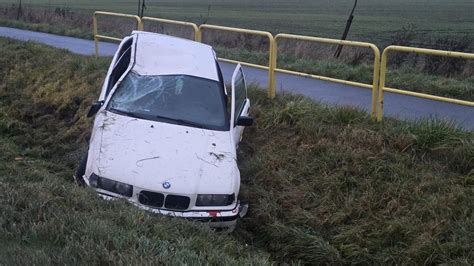 Scena wypadku w Krasnej Górze: BMW w rowie obok zdemolowanego traktora