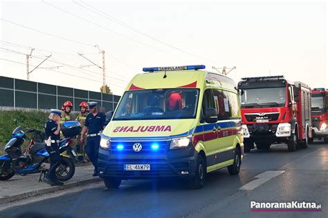 Służby ratunkowe na miejscu śmiertelnego wypadku z udziałem BMW, Forda i ciągnika w Starym Mieście